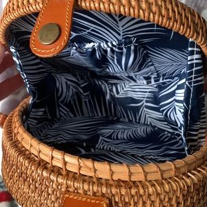 Woven long strap hand bag with tropical lining